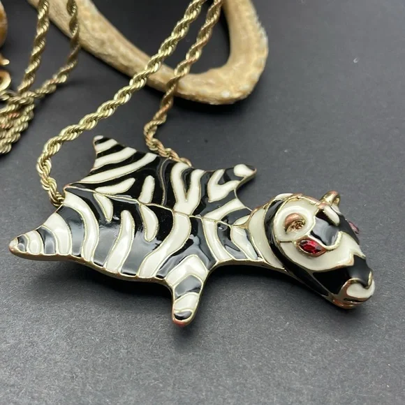 Kenneth Lane Zebra brooch vintage B17 🔥 - Picture 6 of 10